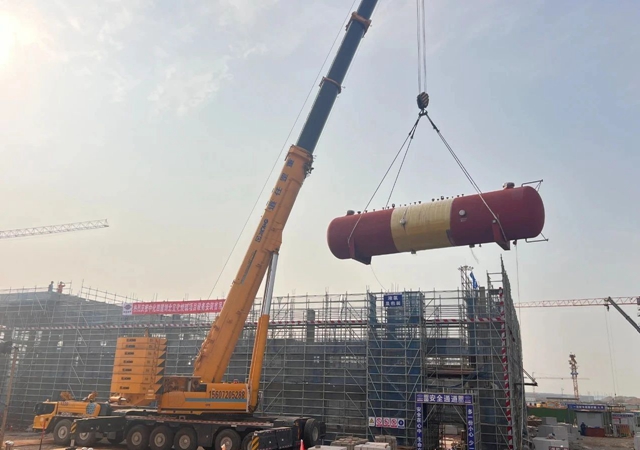 首臺(tái)大型設(shè)備“落戶”，氯堿新能源項(xiàng)目吹響工程設(shè)備安裝新號(hào)角！(圖1)